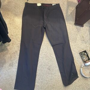 Men’s casual pants, never worn, still has a tag